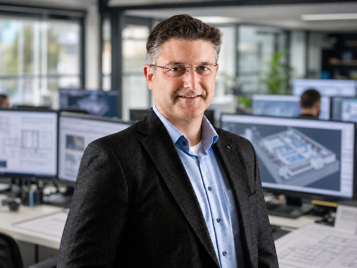 Sascha Franke, Geschäftsführer der Metallbau van Broek GmbH, an seinem Arbeitsplatz mit 3D-Planungsmonitoren