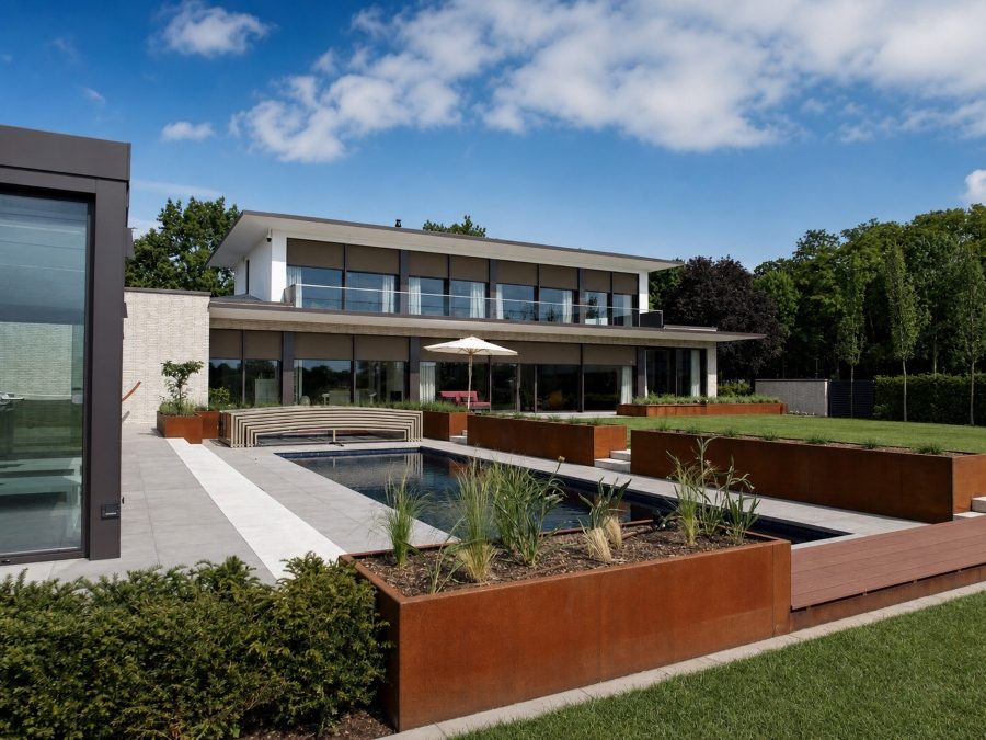 Hochwertiges Einfamilienhaus mit großflächiger Verglasung und Pool