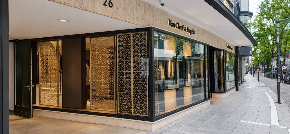 Van Cleef & Arpels Ladenfassade Frankfurt mit goldenem Metallgitter