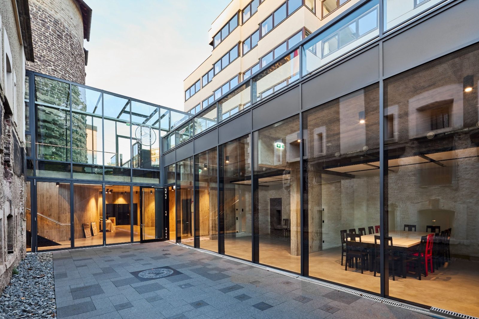 Filigrane Stahl-Glas-Konstruktion an der denkmalgeschützten Ulrepforte in Köln